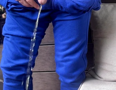 Amateur Guy Pissing in a Glass in Front of His Flatmate