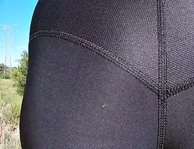Sexy Assed Girl Flashes Her Tight Ass in Leggings to the Sportists Around