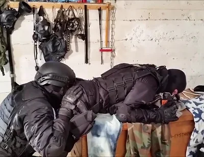 3 german swat cops cuming