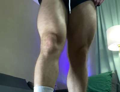Insane Huge Quads Flexing and Shaking
