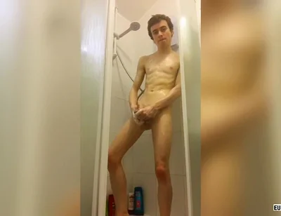 A Big Wet Uncut Twink Cock!