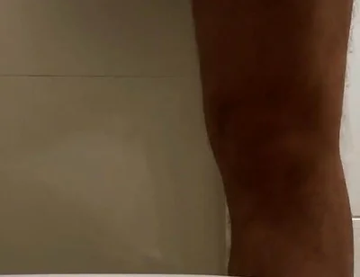 Crossdresser Con Un Gran Trasero En Minifalda Está Orinando