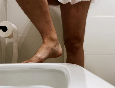 Crossdresser Con Un Gran Trasero En Minifalda Está Orinando