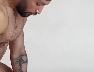 Dos Pollones Y Un Agujero Muy Caliente