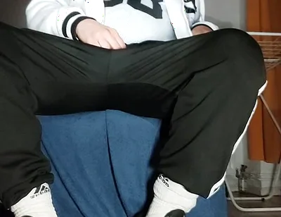 The Dregsau Dj-bro Pisses in His Pants.