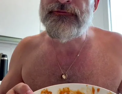 Macro Giants Eats Tiny