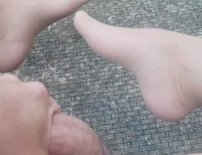Cumming Hard Outdoors in Nylons