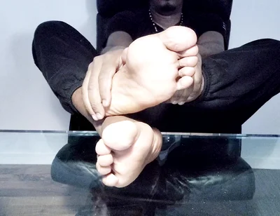 I Expose My Bright Male Soles (2025)