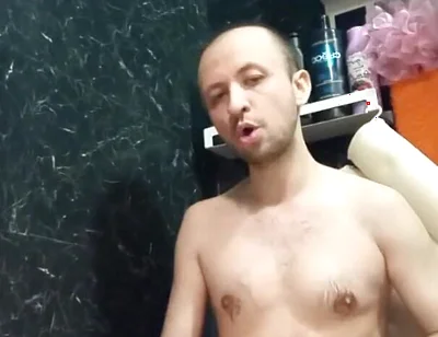 A Naked Man Jerks off His Big Dick in the Bathroom.