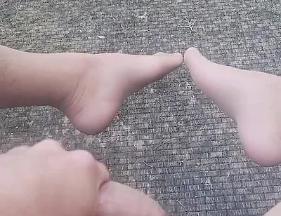 Cumming Hard Outdoors in Nylons