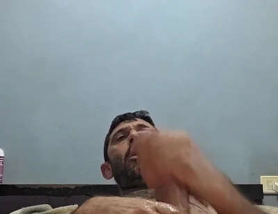 Straight Guy Jerks off in Close-up