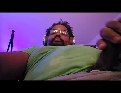 Thick Stepdaddy Jerks off While Editing His Own Vid