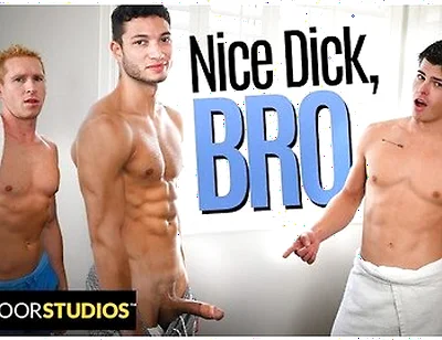 Jock Vincent Grey Rails Hunk Seth Peterson While Their Buddy Showers
