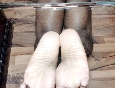 Display my soles in The Pose (2026)