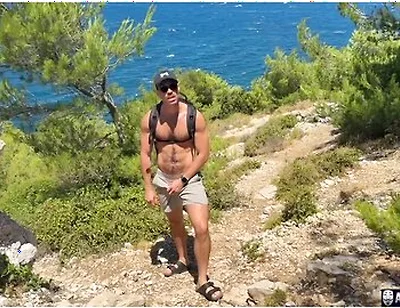 Andolini Xxl In Two Hikers, One Trail